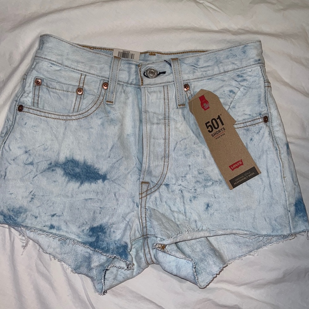 NEVER WORN Levi Shorts